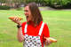 Tandra Childress berfoto di Glen Park menjelang Kontes Makan Hot Dog Terkenal Nathan tahun 2026.
