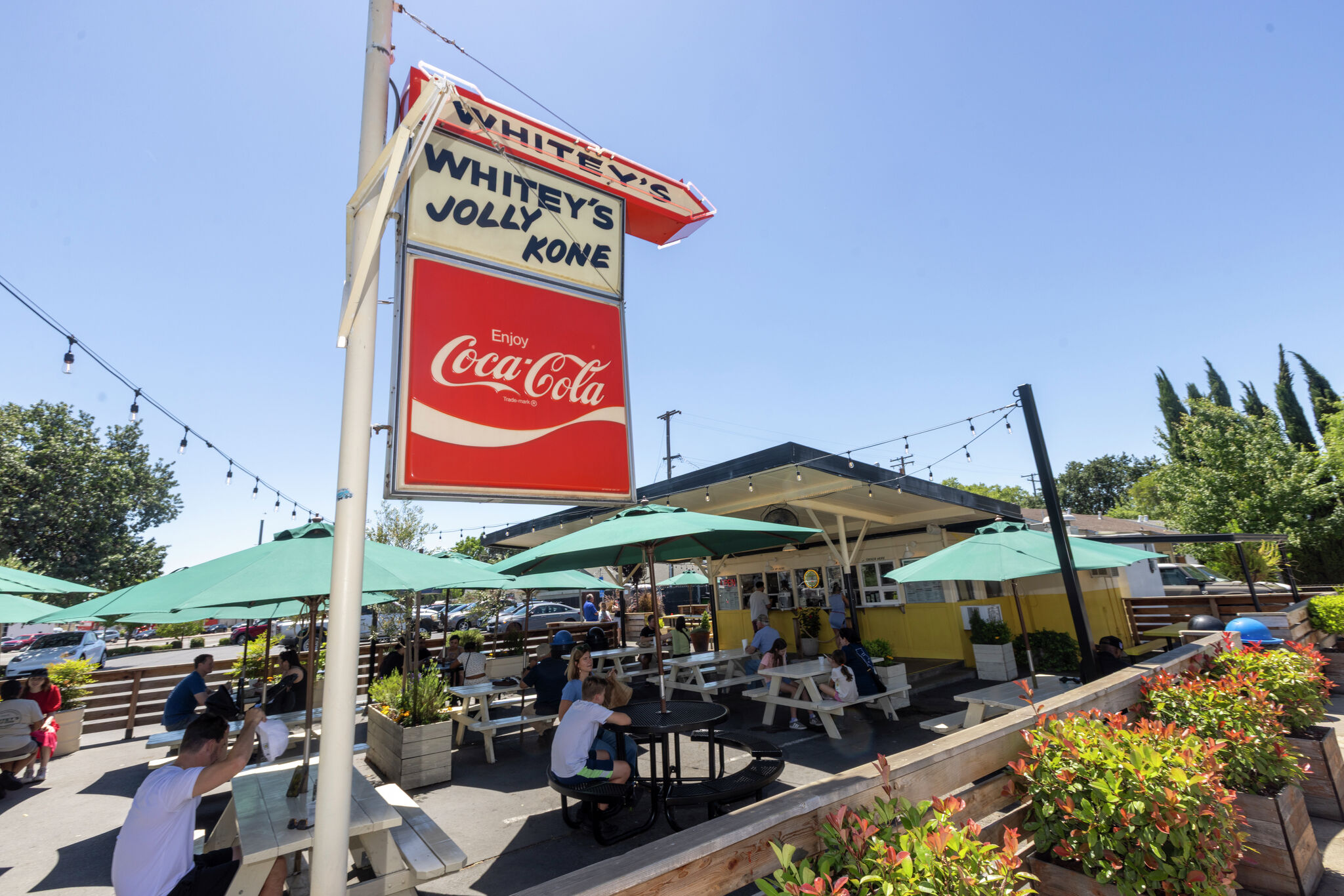 Every summer, this 63-year-old Calif. drive-in gets mobbed for its peach shakes - SFGATE