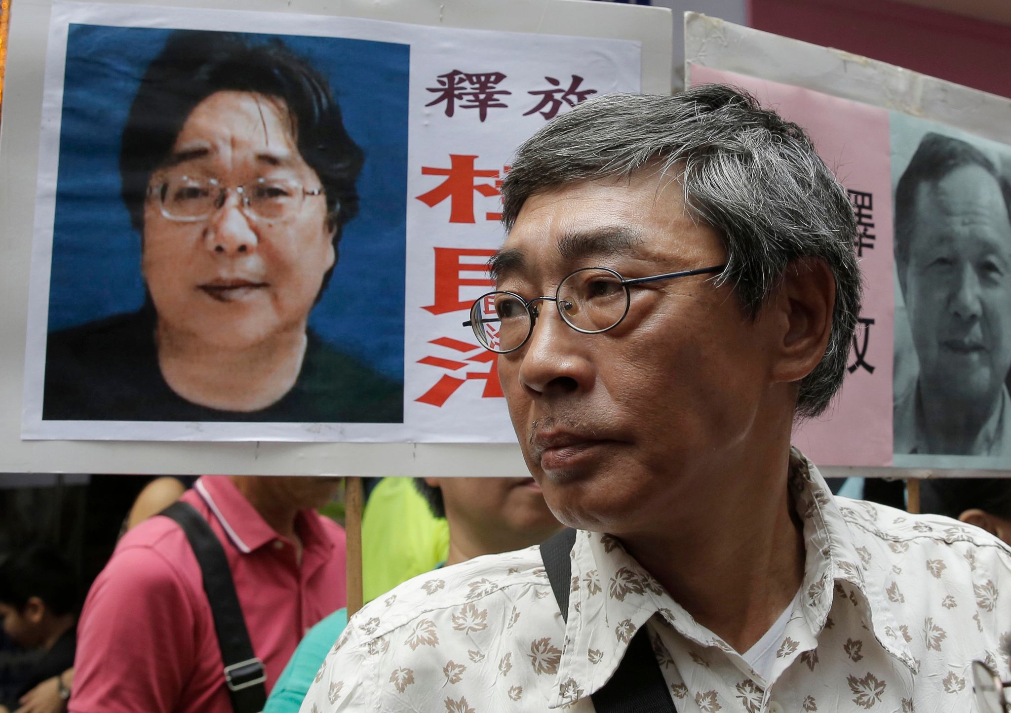 Hong Kong bookseller Lam Wing-kee, seized by Chinese authorities in 2015, dies in Taiwan at 70