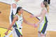 Paige Bueckers (5) de Dallas Wings le da la mano a su compañera de equipo Azzi Fudd (35) durante su partido de la WNBA en el PeoplesBank Arena en Hartford, Connecticut, el jueves 2 de julio de 2026.