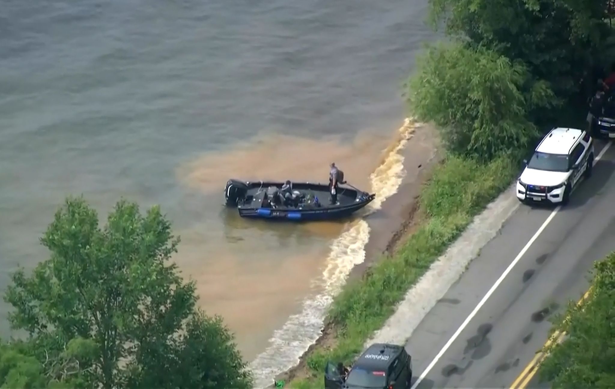 3 dead and others rescued after boat capsizes on Wisconsin lake amid storms
