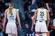 HARTFORD, CONNECTICUT - 2 DE JULIO: Paige Bueckers # 5 y Azzi Fudd # 35 de las Dallas Wings juegan contra las Connecticut Sun durante la segunda mitad de un partido de baloncesto de la WNBA en el PeoplesBank Arena el 2 de julio de 2026 en Hartford, Connecticut. NOTA PARA EL USUARIO: El usuario reconoce y acepta expresamente que, al descargar o utilizar esta fotografía, acepta los términos y condiciones del Acuerdo de licencia de Getty Images. (Foto de Joe Buglewicz/Getty Images)
