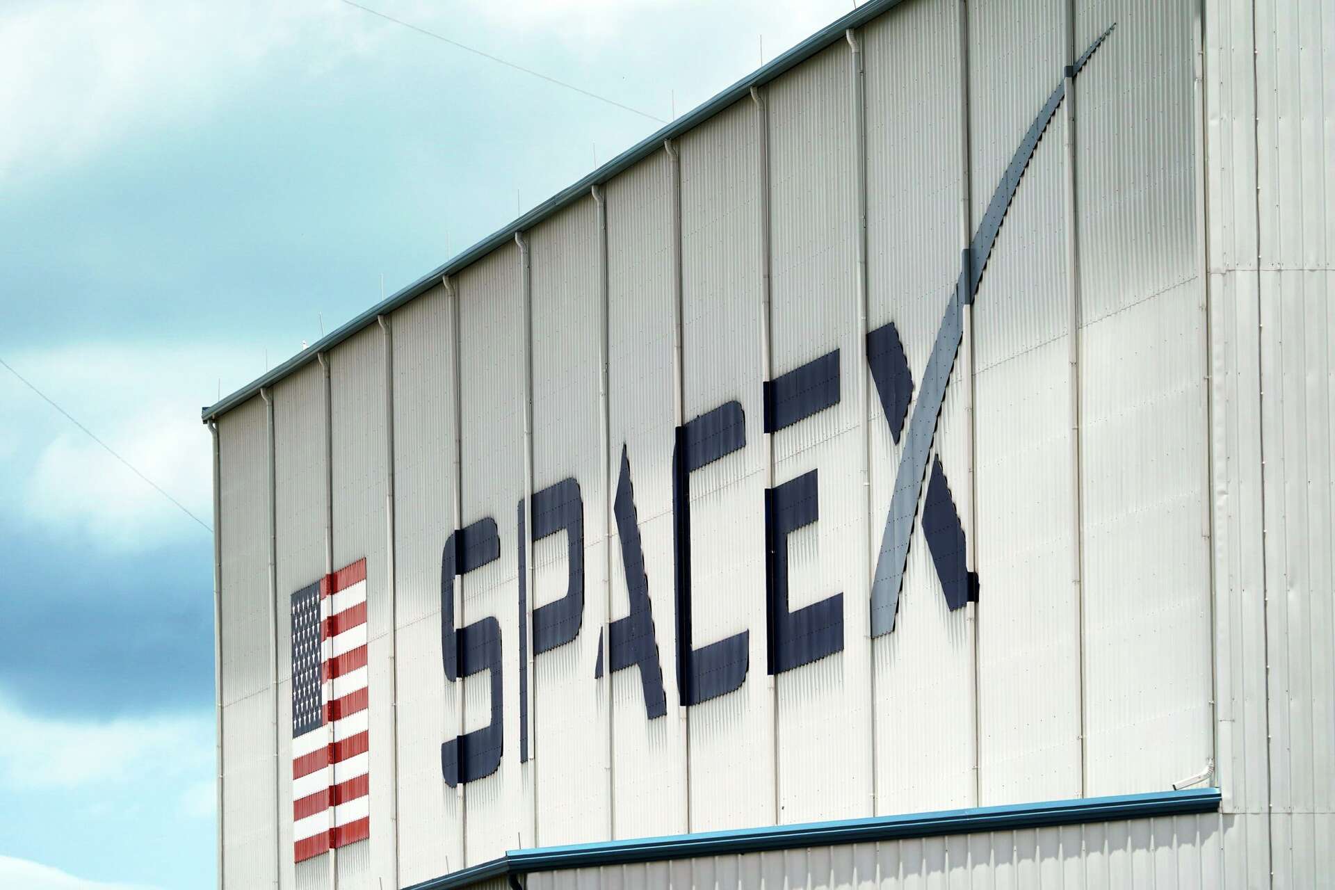 Wall Street banks are sky-high about SpaceX, but investors remain cautious