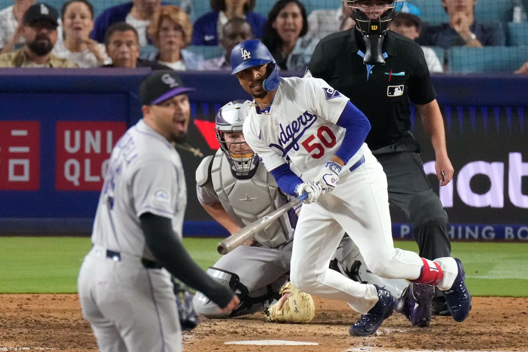 Mookie Betts delivers a clutch 2-strike hit in the eighth as