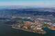 El aeropuerto internacional de Oakland, California, a lo largo de la Bahía de San Francisco.