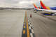 Un miembro de la tripulación de tierra dirige un avión Boeing 737 de Southwest Airlines en el Aeropuerto Internacional de San Diego el 30 de junio de 2026.