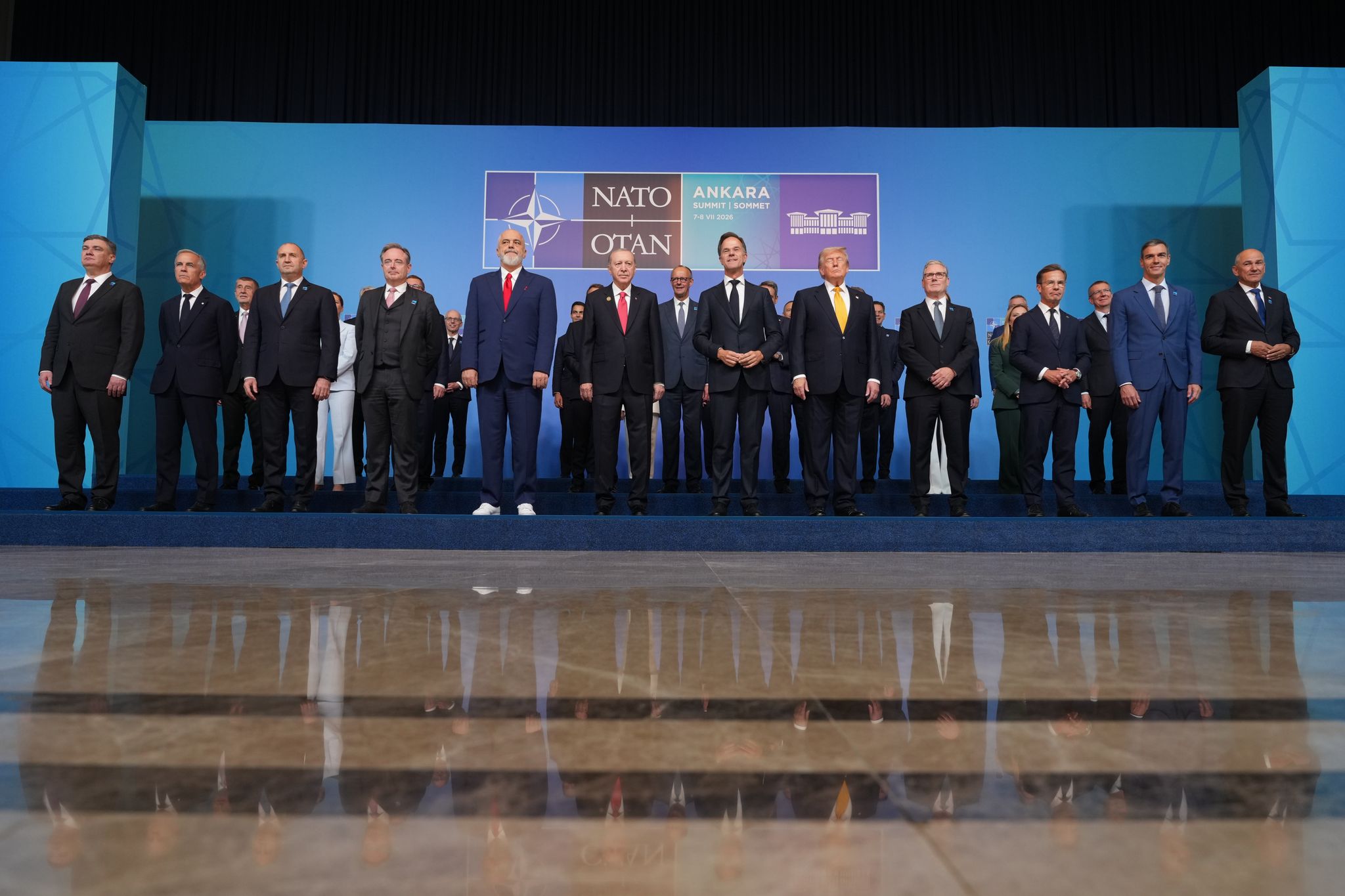 Erdogan sorprende a lÃderes de la OTAN obsequiándoles revólveres grabados