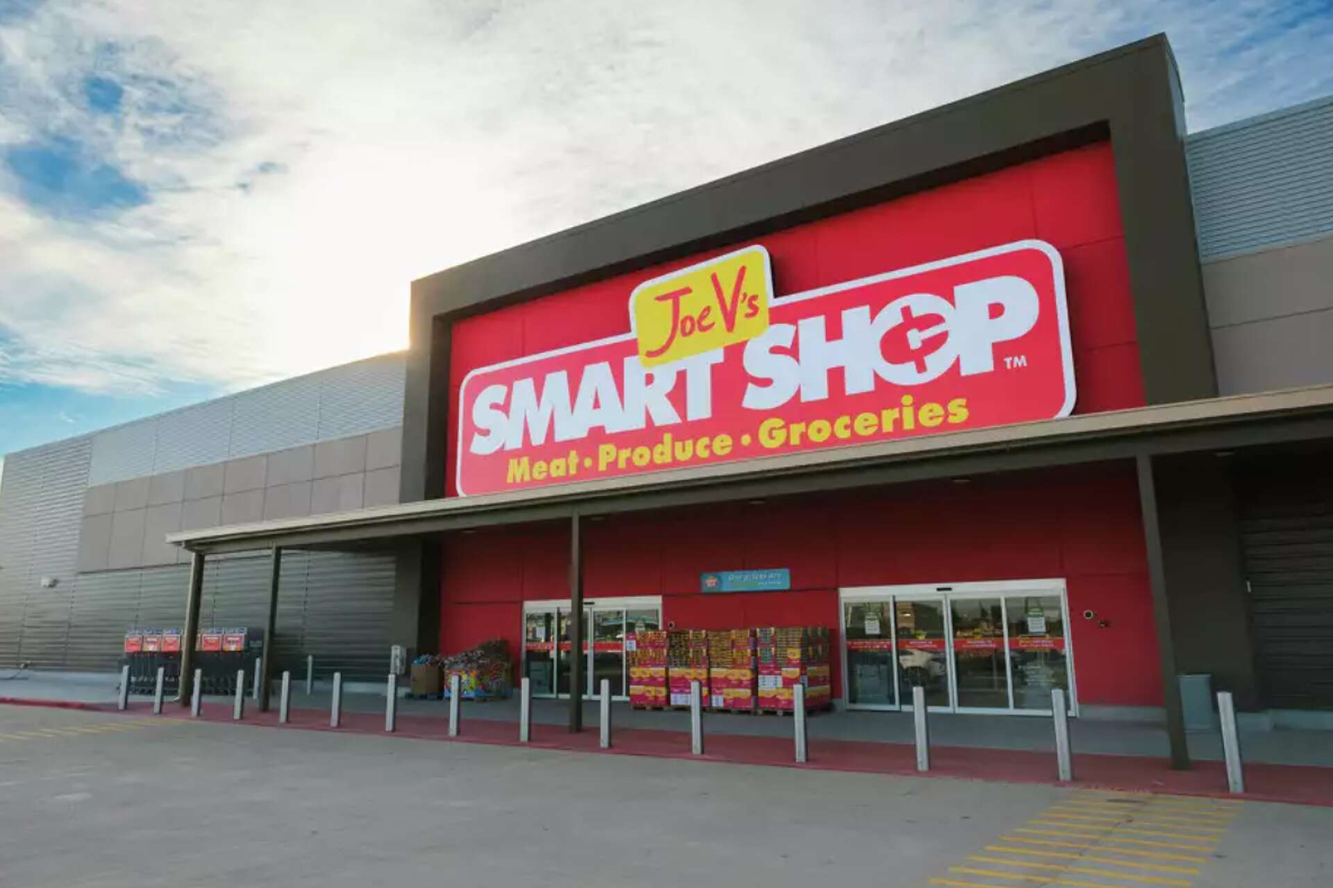 How are H-E-B and Joe V's Smart Shop different?