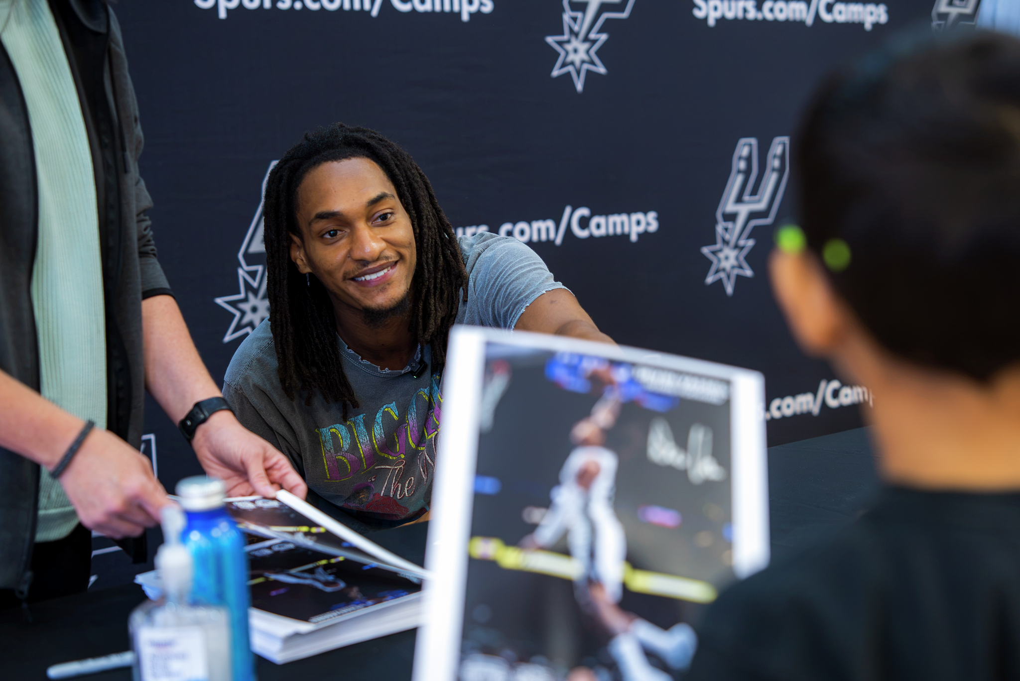 Devin Vassell überrascht Teilnehmer im Spurs-Sommerbasketballcamp