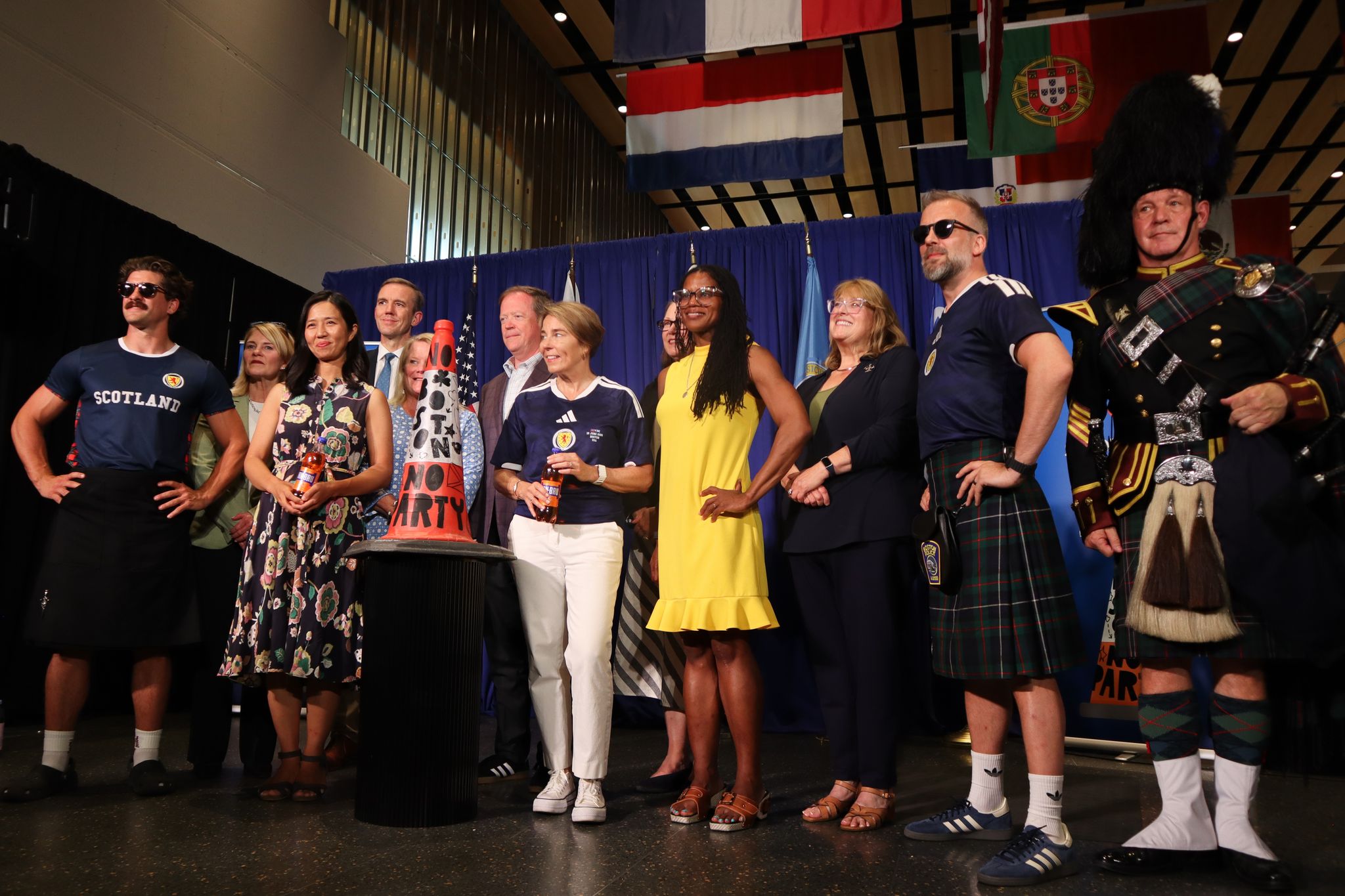 Cono vial escocés recibe bienvenida de dignatario en Boston tras amistad forjada en el Mundial
