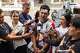 Natthaphong Lakhorn, un sobreviviente de 26 años del incendio en el bar Rong Beer Na Ladprao, habla con reporteros a las puertas de la comisaría de policía de Phahonyothin, en Bangkok, Tailandia, el 15 de julio de 2026. (AP Foto/Anton L. Delgado)