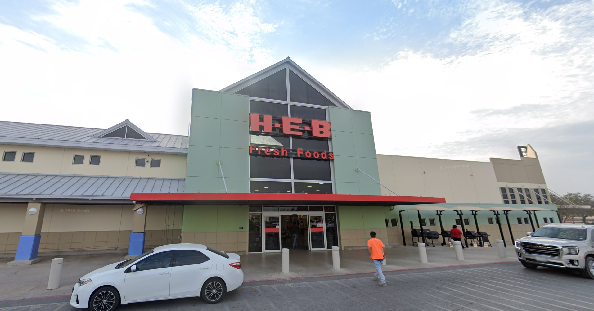 Uvalde H-E-B delays opening as floods close highways Highways into and out of Uvalde remain closed as the store prepares to open at noon. Trending Digital Reporter July 16, 2026