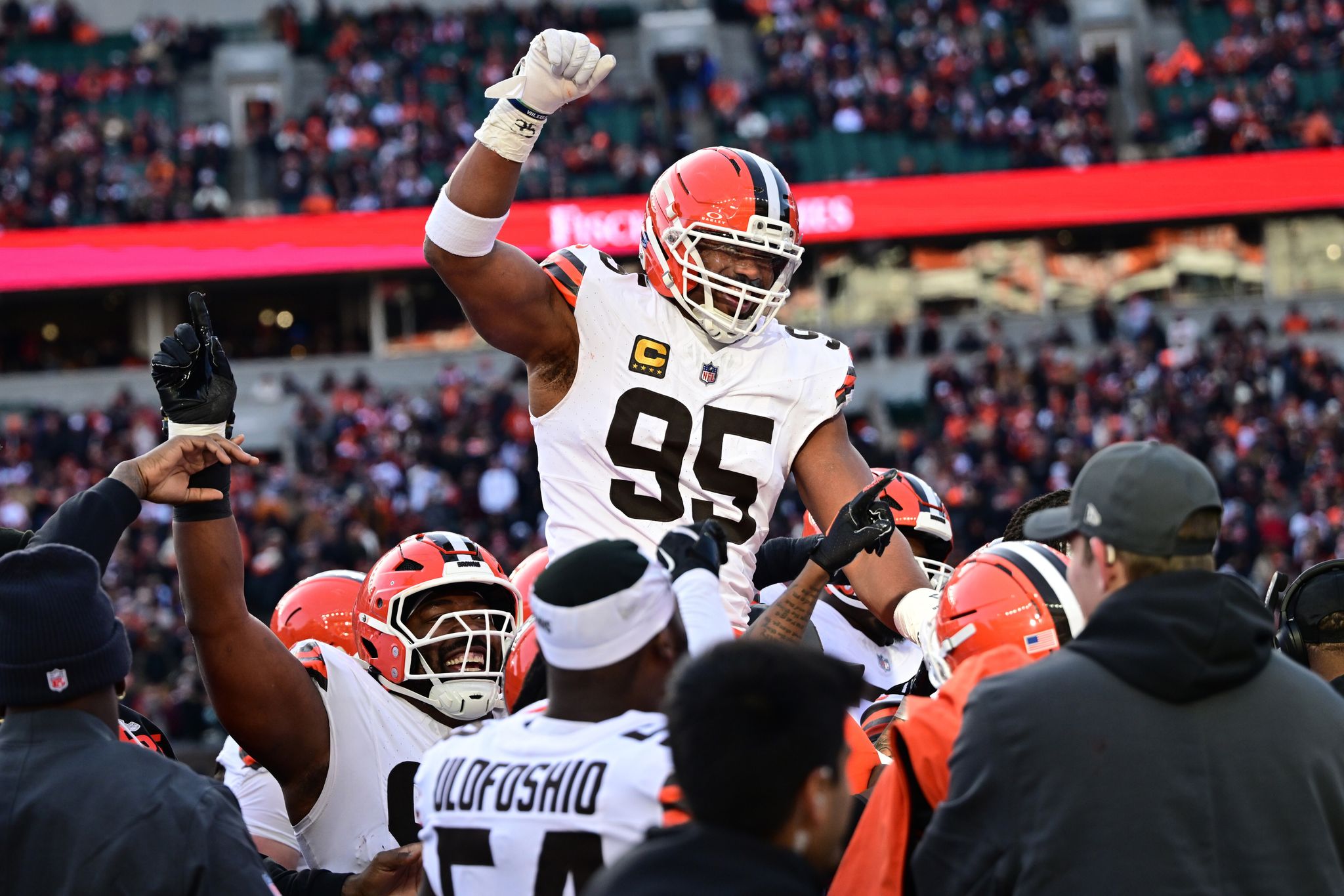 Myles Garrett deslumbra a los Rams en su primer día de campamento con su nuevo equipo