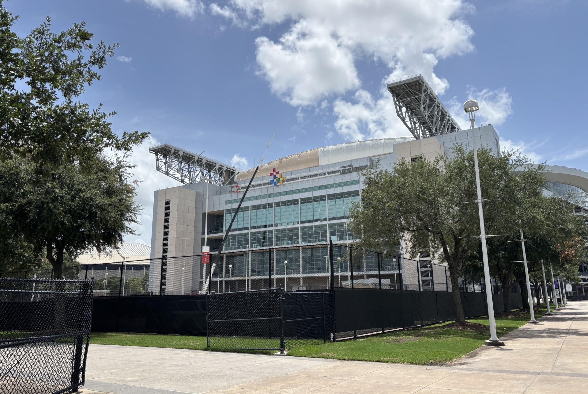 New Reliant Stadium signs going up as Texans, Rodeo home makes change from NRG