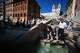 Am Mittwoch, 15. Juli 2026, kühlen sich die Menschen am Barcaccia-Brunnen vor der Spanischen Treppe in Rom ab.