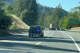 Des voitures de police roulent à toute vitesse sur l'autoroute Lake Shasta en Californie, le 16 juillet 2026.