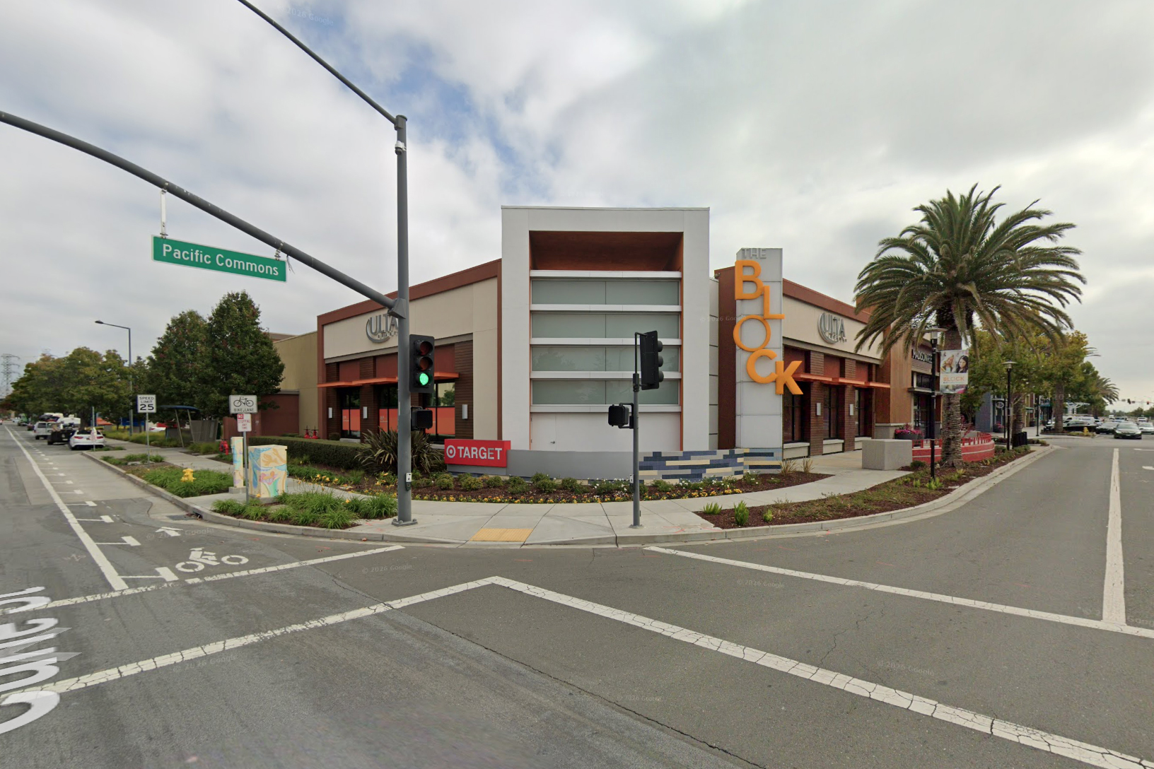 sfchronicle.com - Sarah Ravani - Northern California's largest outdoor shopping center is thriving - and hitting the market