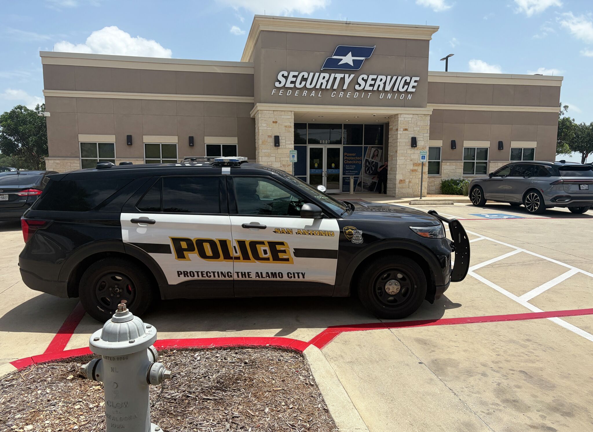 Armed robbers steal cash, other items from N.E. Side credit union, police say