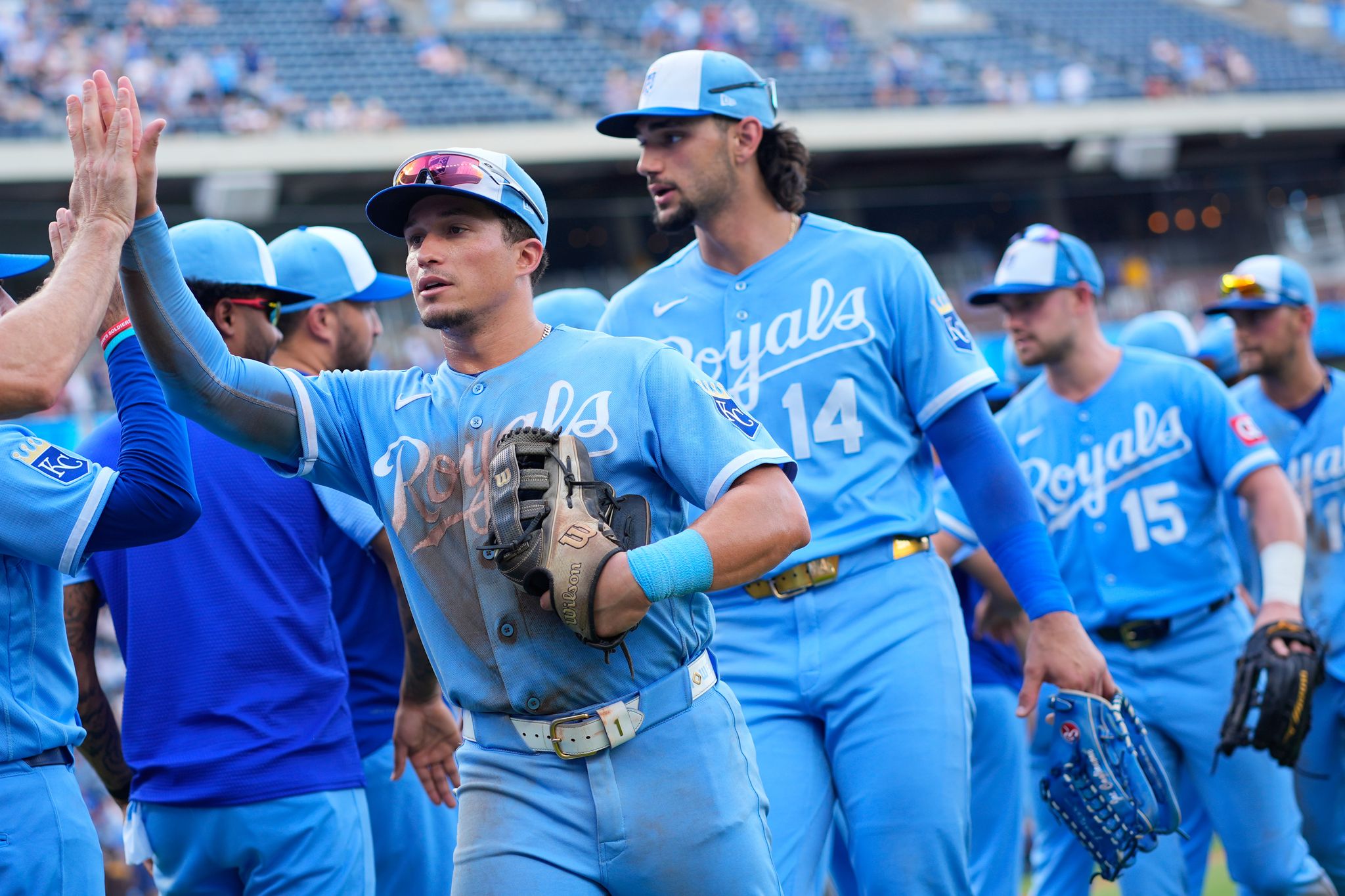Pérez y Thomas conectan jonrones de 2 carreras para Reales que vencen 6-1 a Padres