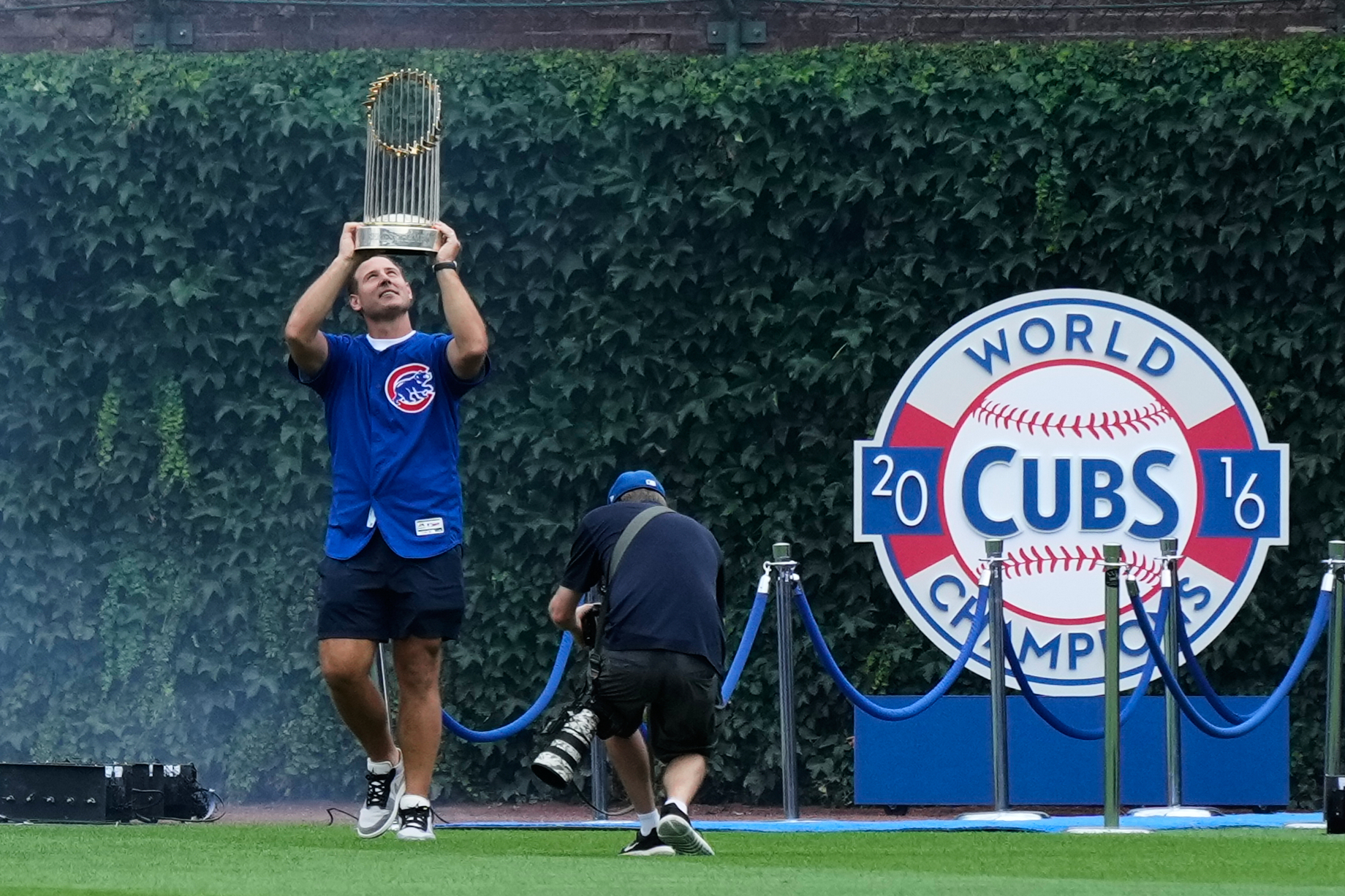 Ex cachorro Anthony Rizzo atrapa la pelota del jonrón de Michael Busch en Wrigley Field