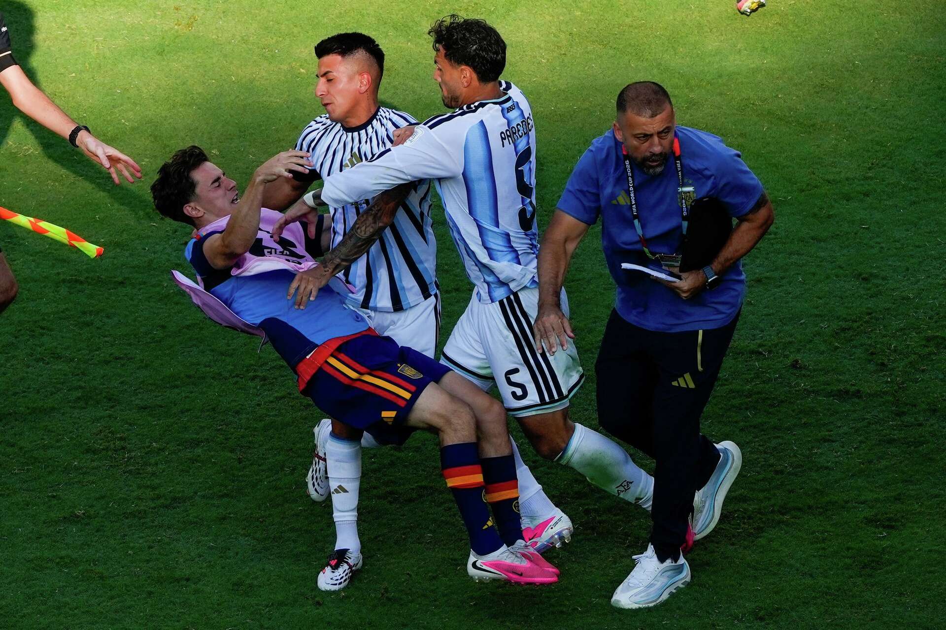 Celebraciones de España en el Mundial se ven empañadas por peleas con jugadores de Argentina