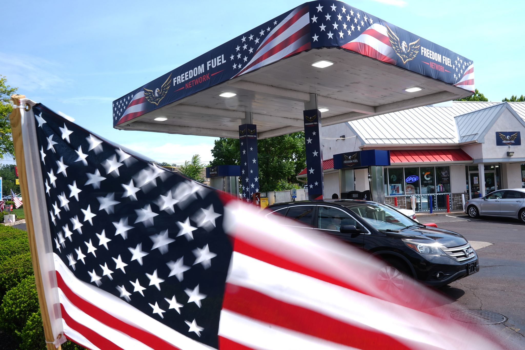 chron.com - BRIAN SLODYSKO, MICHAEL BIESECKER and JOSH BOAK - The men behind Trump's $3.47 gas: An NFL coach, a GOP fundraiser and two New Jersey brothers