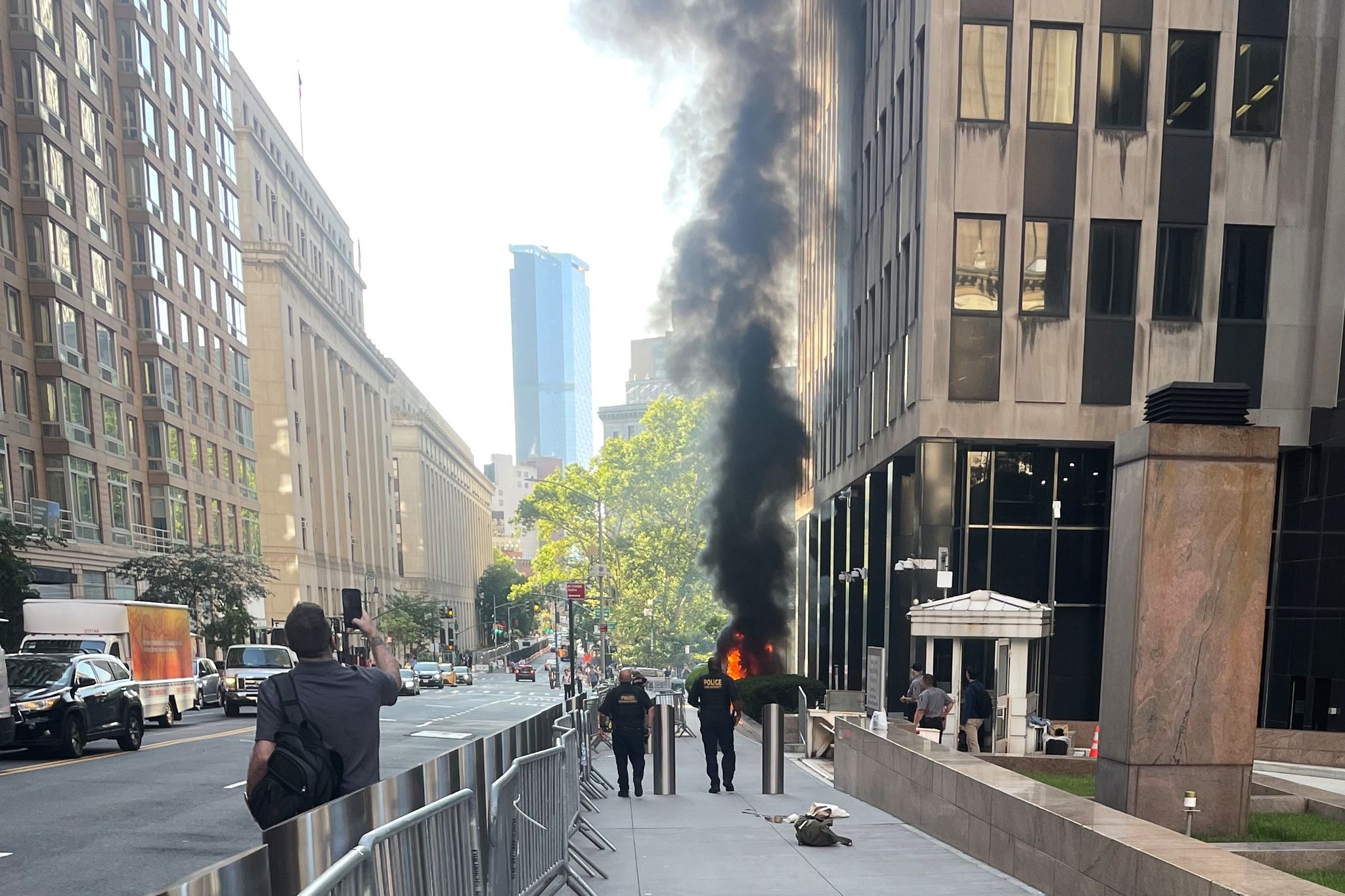 Exsoldado provoca incendio y dispara pistola de balines fuera de edificio federal en NY, dice el FBI