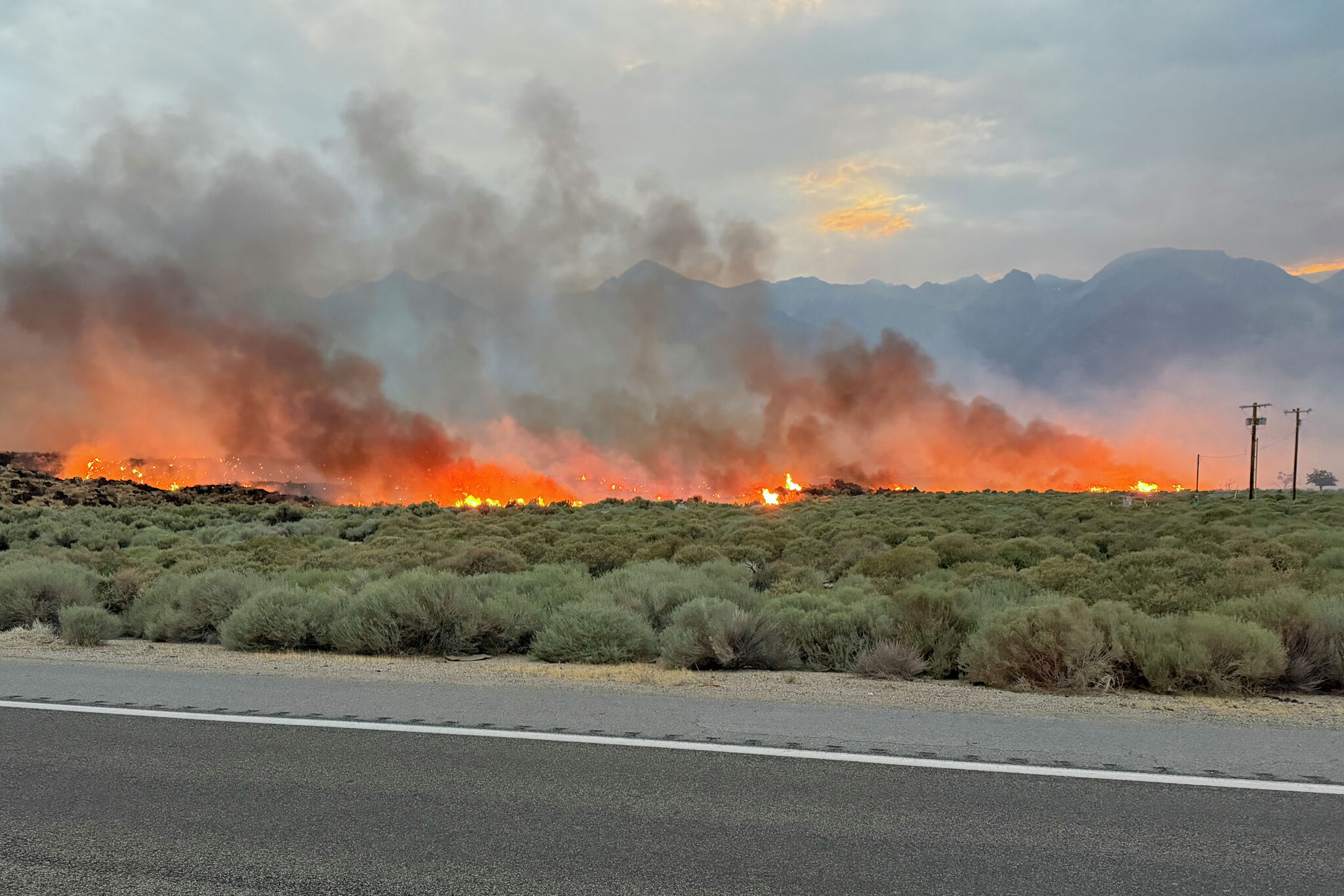 2 massive California wildfires erupt near Highway 395 in the Sierra