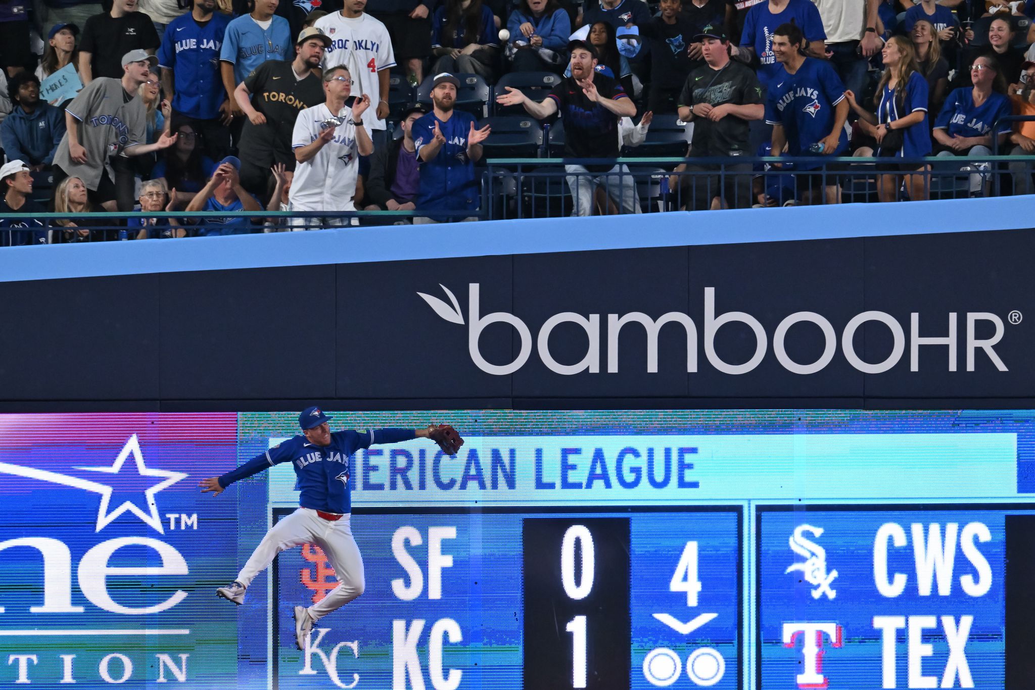 Nick Fortes y Yandy Díaz pegan jonrones de 3 carreras en paliza de Rays 12-2 a Azulejos
