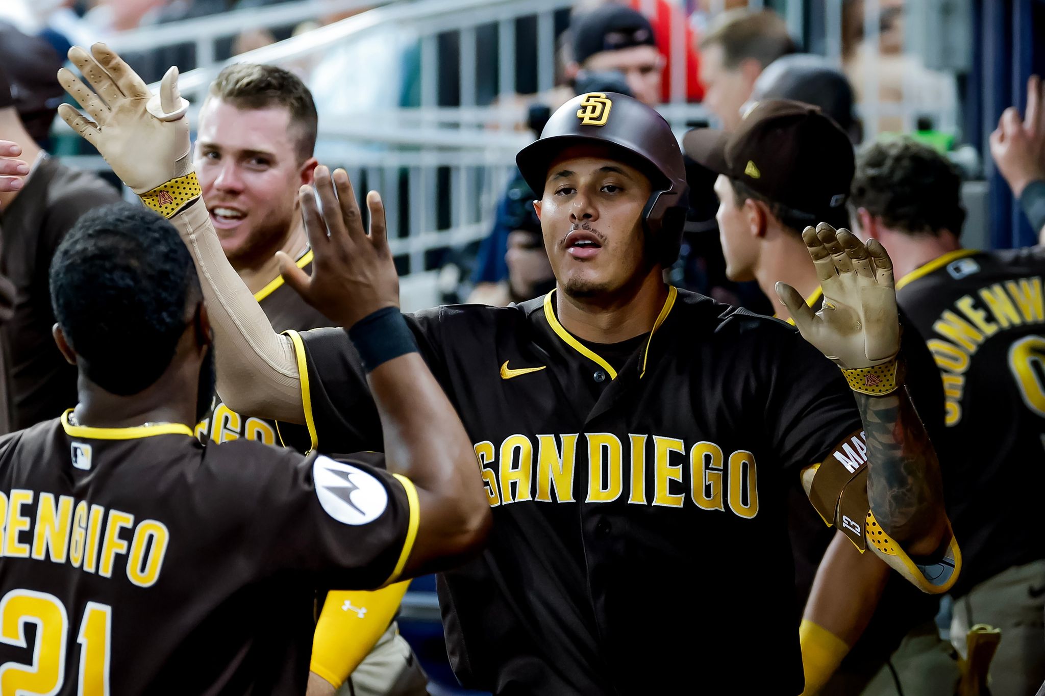 Machado dispara 2 vuelacercas; Tatis conecta el más largo del año y Padres vencen 8-3 a Bravos