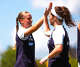 Marquette-Absolventin Madelyn Smith (rechts) gibt einem Teamkollegen während eines kürzlichen High-Fives ein High-Fives "Testspiel" mit seiner deutschen Profi-Fußballmannschaft FFC Turbine Potsdam.