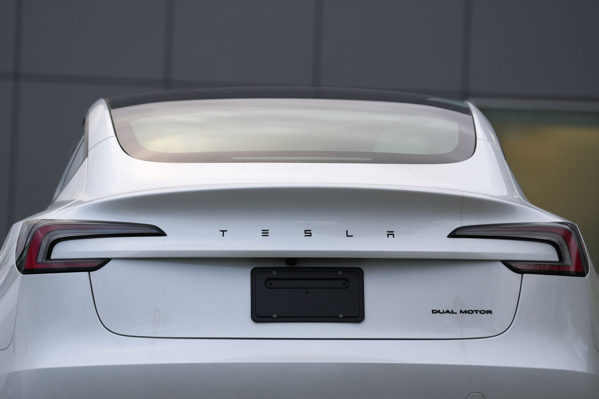 Ganancias de Tesla caen en el segundo trimestre pese al alza en ingresos