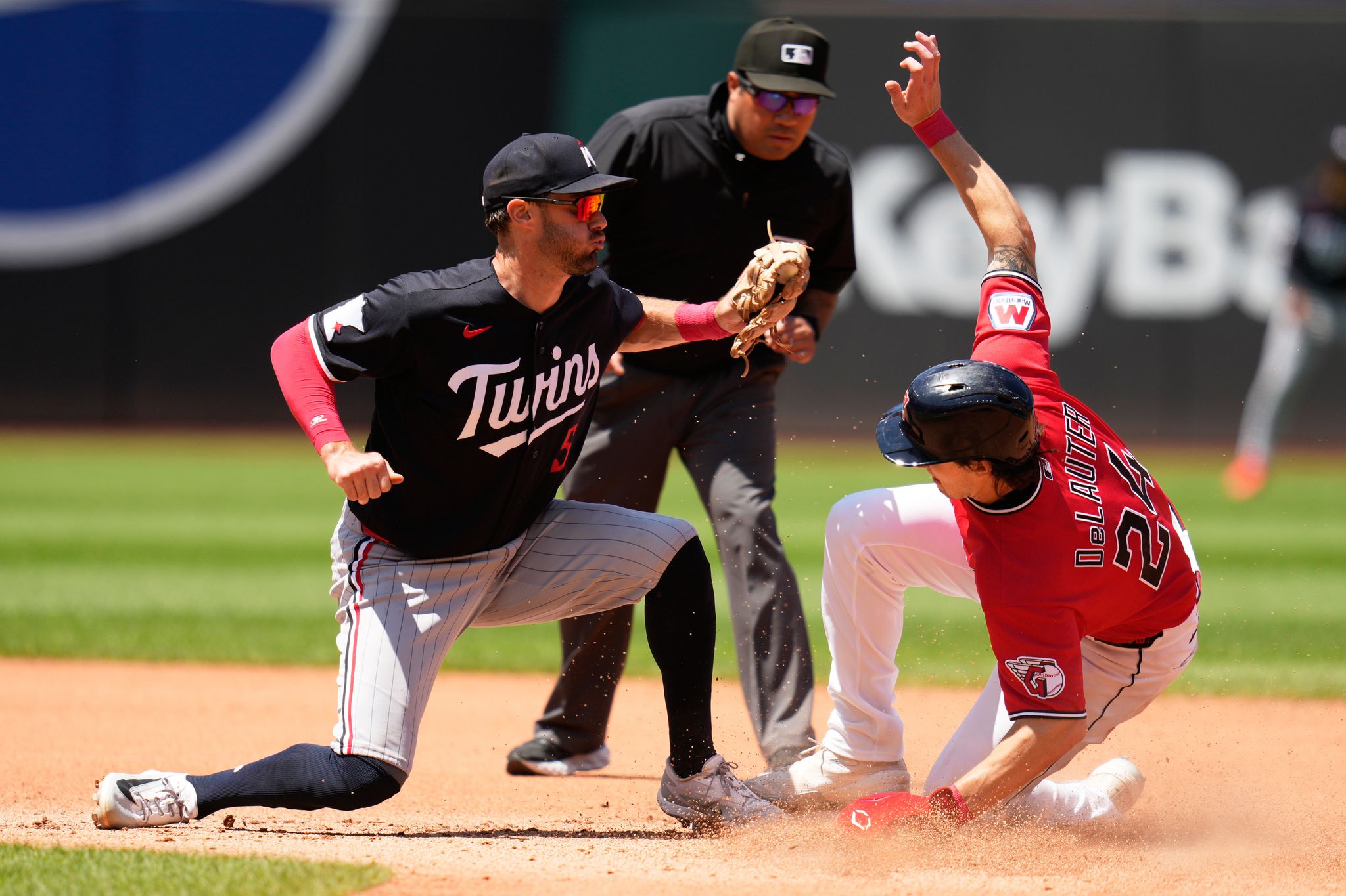 Larnach y Keaschall impulsan en la 12da y Mellizos vencen 3-1 a Guardianes para dividir serie