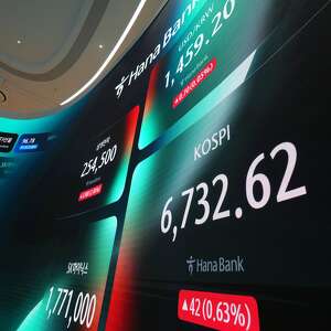 Oil prices sink 4% while Asian shares gain as Chinese chipmaker CXMT soars in Shanghai trading debut