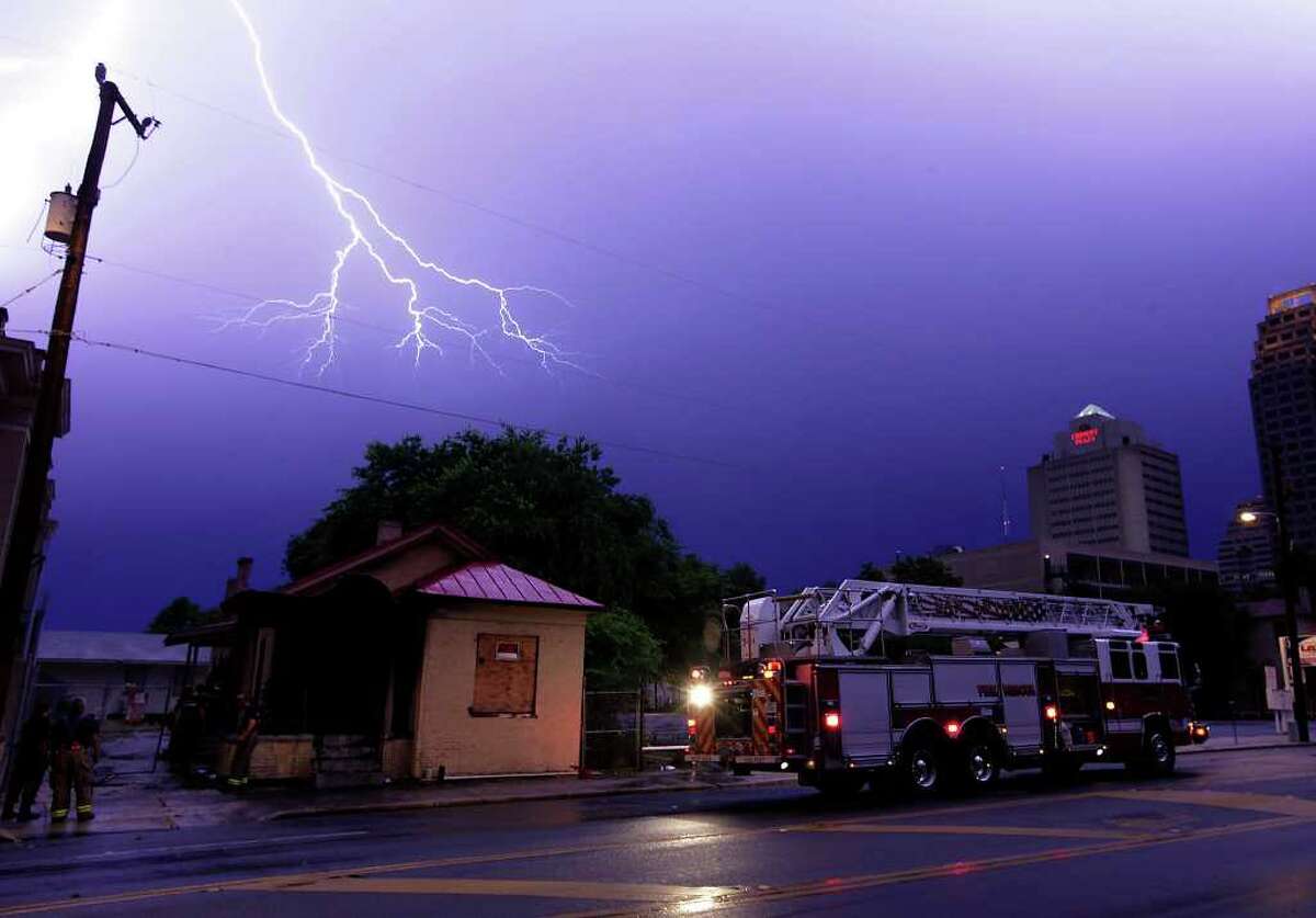 Photo Houston Lightning Strike Lights Up Dark Sky 