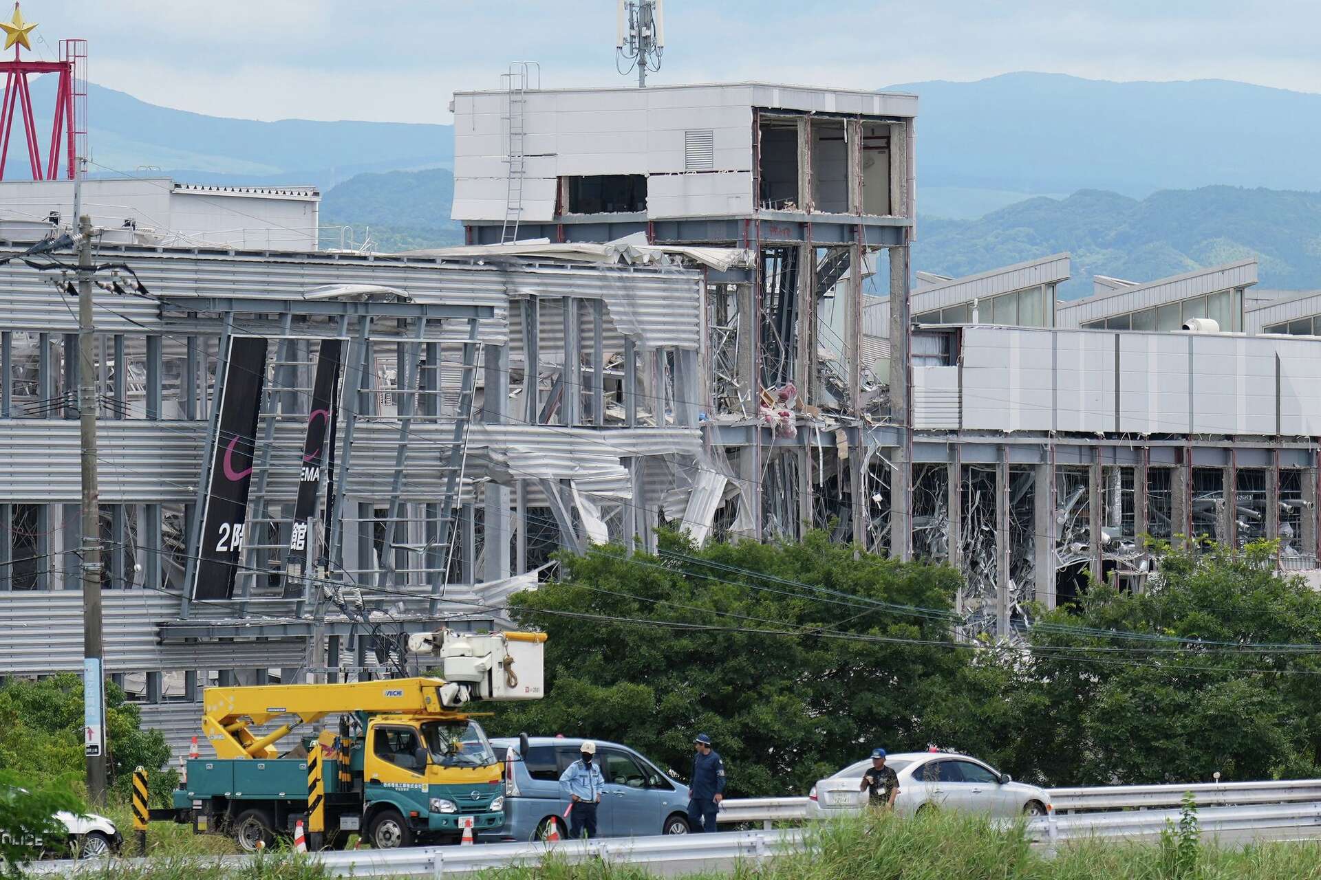 うりゃおい！JAPAN DESTRUCTION AND REGENERATION Rescuers search for survivors after a quake kills 18 in