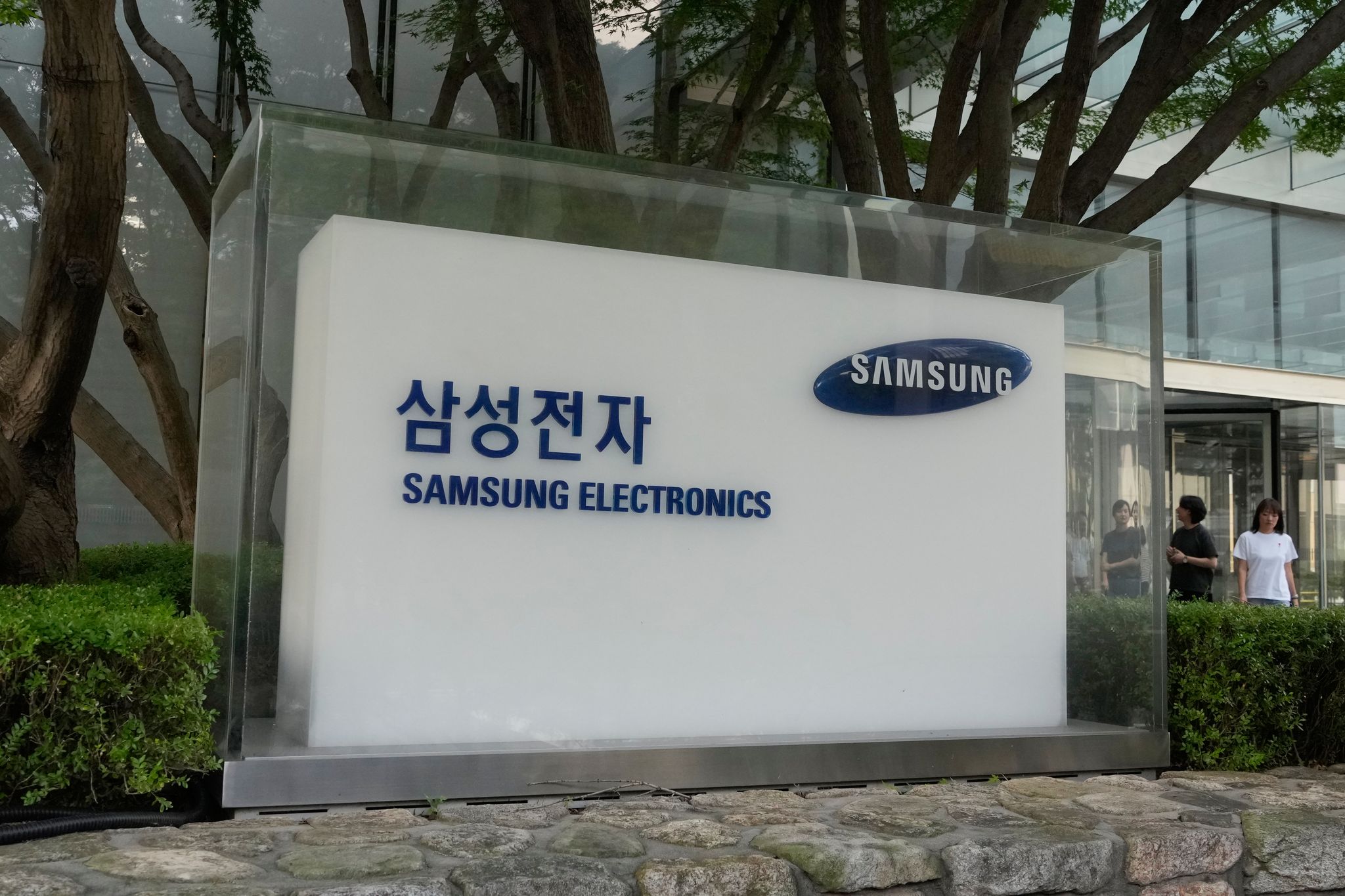 Samsung reports record profit as South Korean chip giants benefit from global AI boom