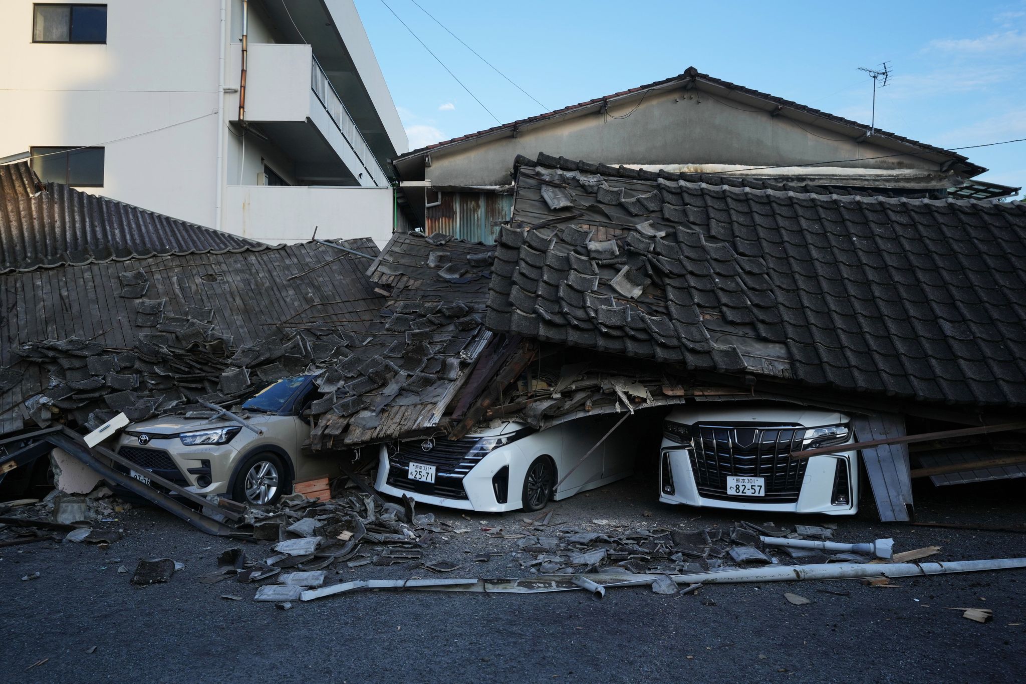 Fotografías revelan los daños del terremoto que sacudió al suroeste de Japón