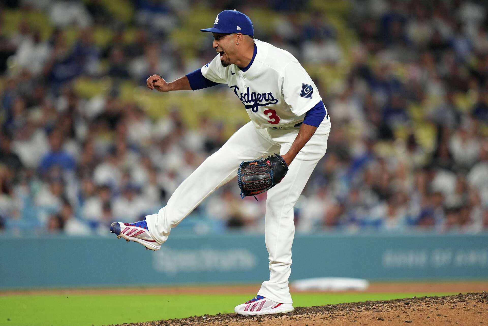 Cue the trumpet: Edwin Díaz returns to earn save for the Dodgers