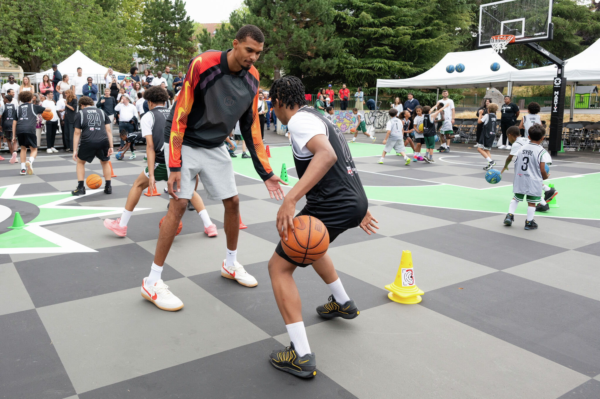 Wembanyama und die Spurs enthüllen neuen Basketballplatz in Frankreich