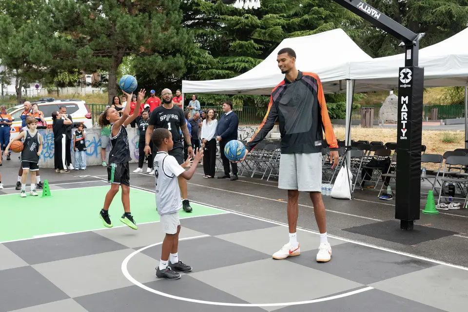 Victor Wembanyama inaugurates the Paul Vaillant-Couturier basketball playground in Nanterre on July 30, 2026. Photo by Laurent Zabulon/Kelma Studio.