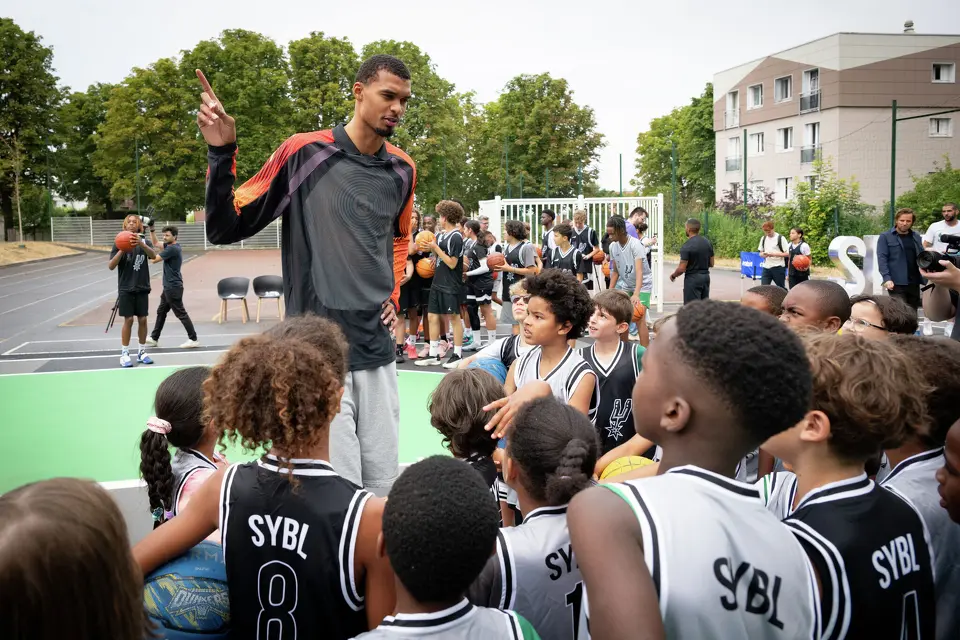Victor Wembanyama inaugurates the Paul Vaillant-Couturier basketball playground in Nanterre on July 30, 2026. Photo by Laurent Zabulon/Kelma Studio.