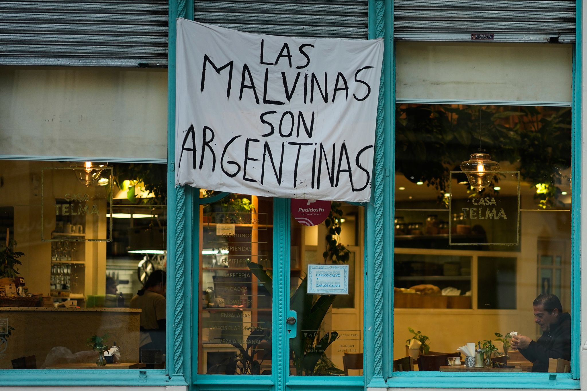 Un cartel de Malvinas en el Mundial desata fiebre cultural en Argentina