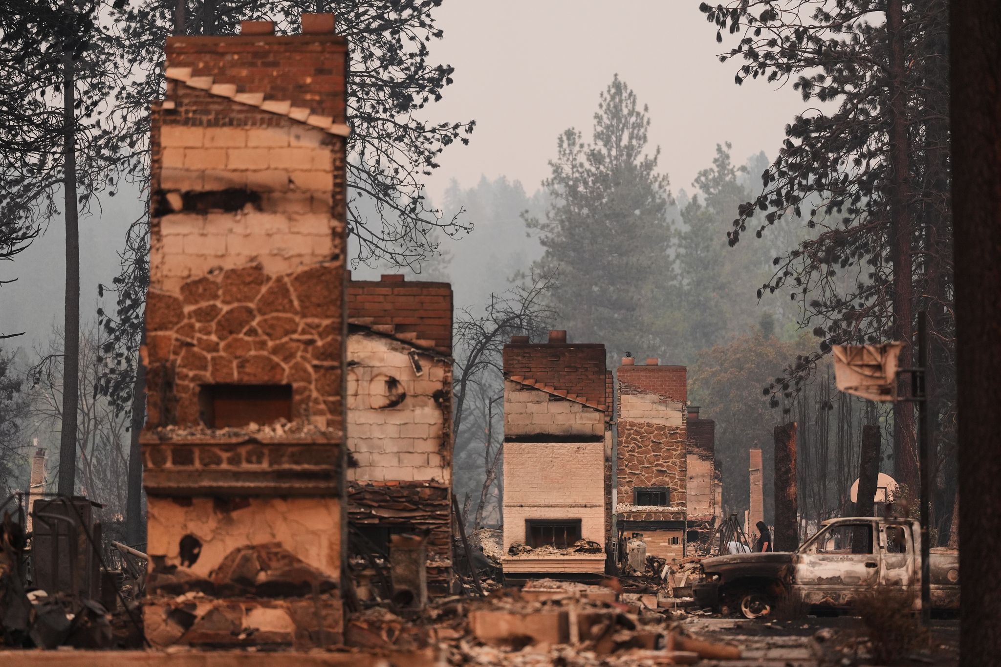 Detenido un sospechoso de incendio provocado mientras Spokane combate devastadores fuegos forestales