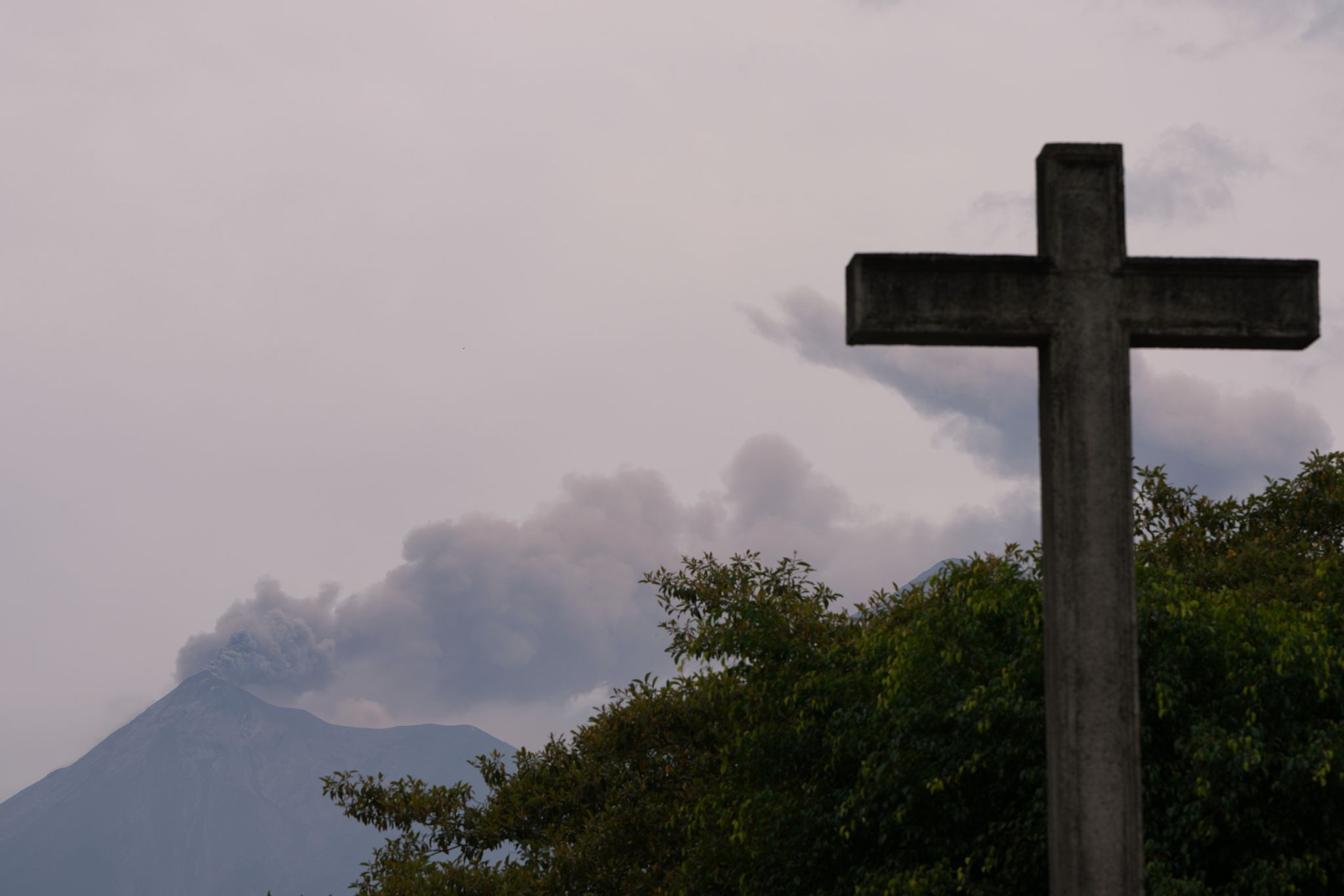 AP Fotos: Bajo una lluvia de ceniza, Guatemala evacúa a cientos tras erupción del Volcán de Fuego