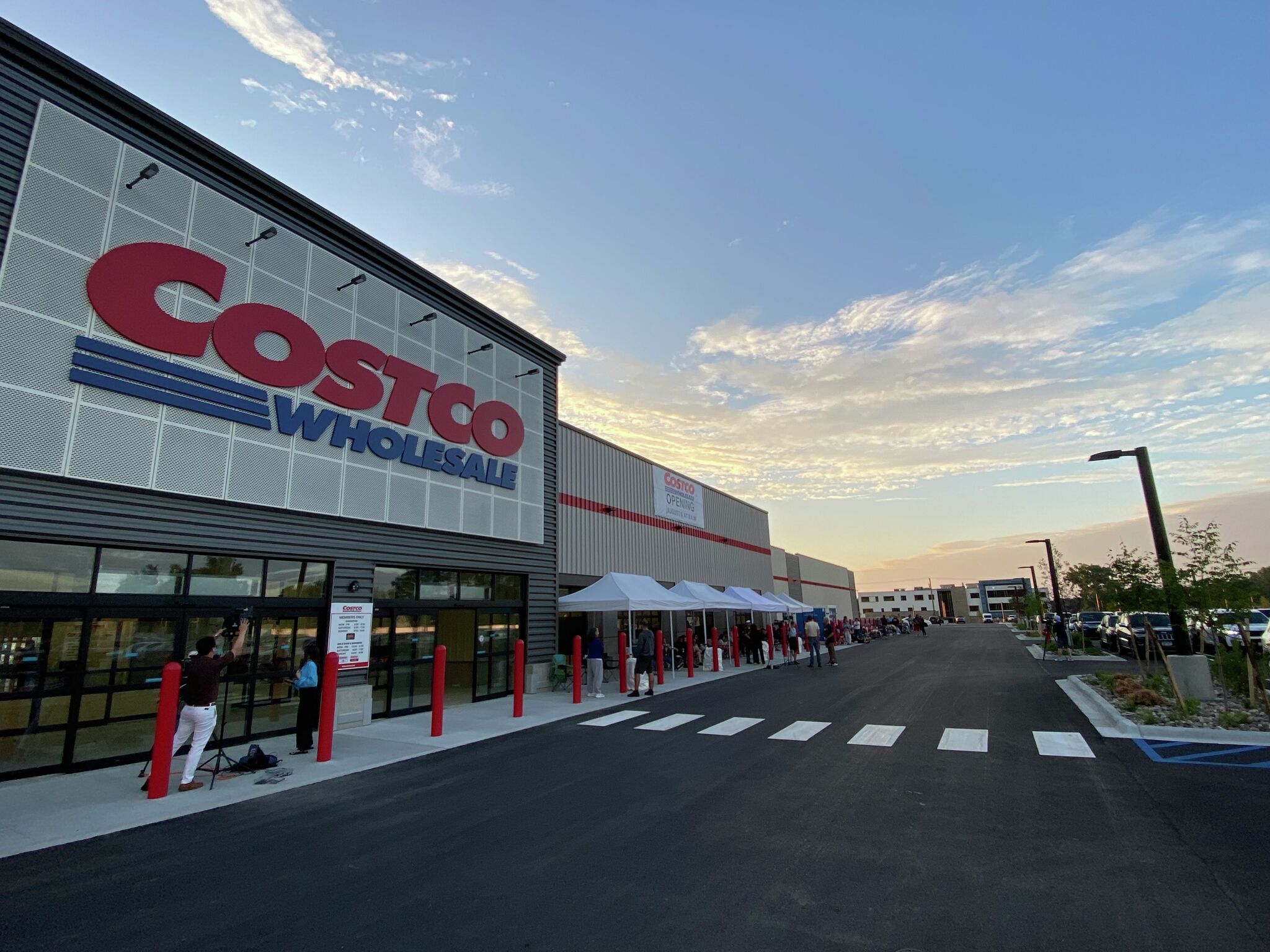 What are the best times and days to shop at Costco?