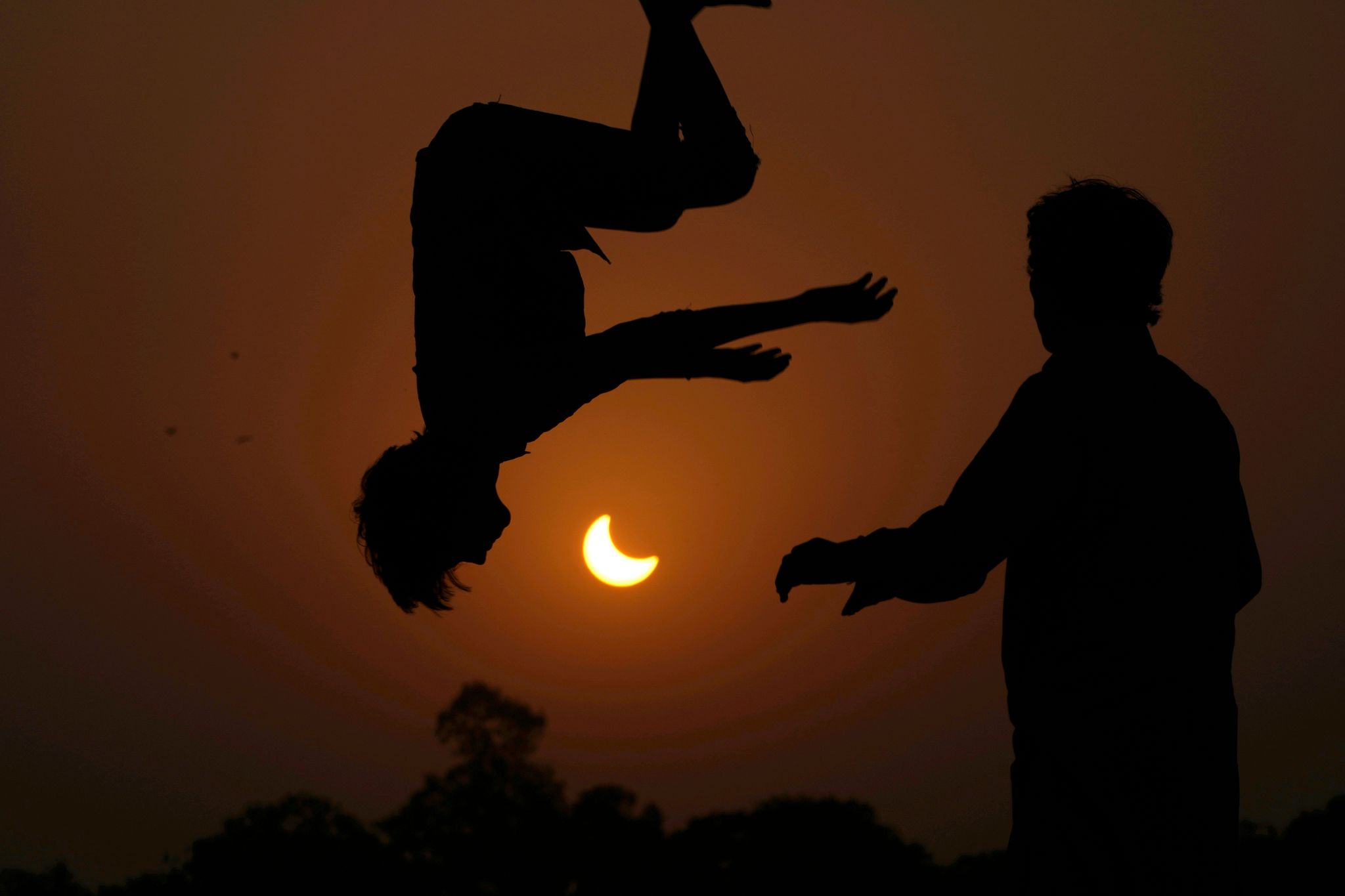 One Tech Tip: Using your smartphone to capture the August total solar eclipse over Europe