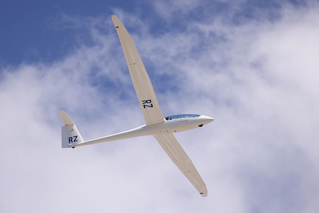 1 dead after glider plane crashes in Central Texas field