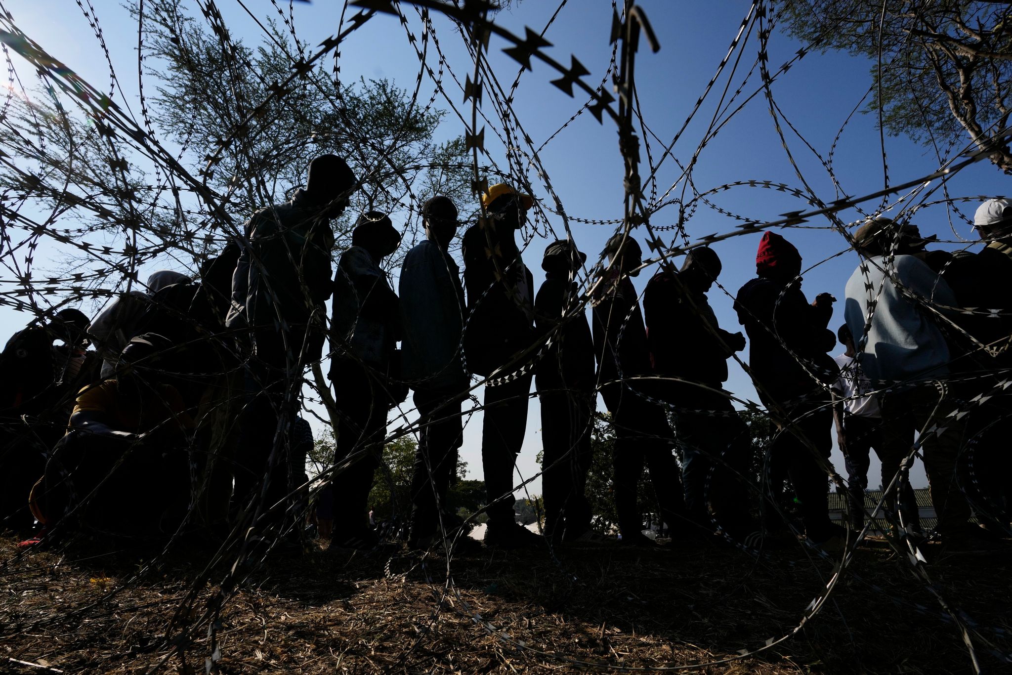 ¿Por qué más de 178.000 inmigrantes huyeron o fueron deportados de Sudáfrica? AP Explica