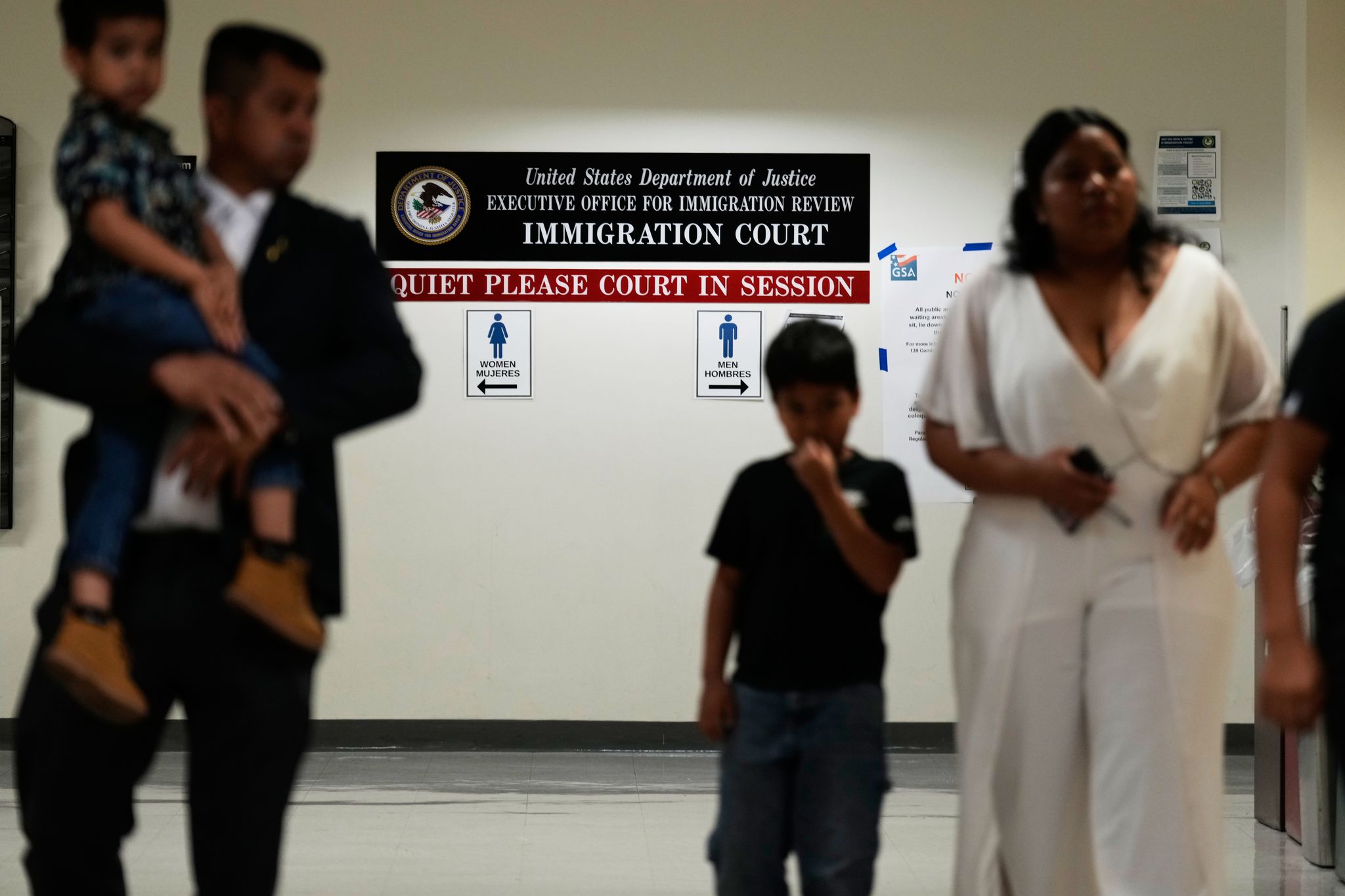 Programa envía abogados voluntarios a tribunales de inmigración de EEUU para asistir a personas By Por REBECCA SANTANA , Associated Press Aug 9, 2026